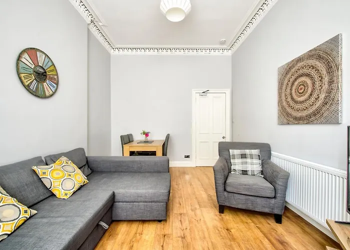 Modern Sleeps 6 דירה *