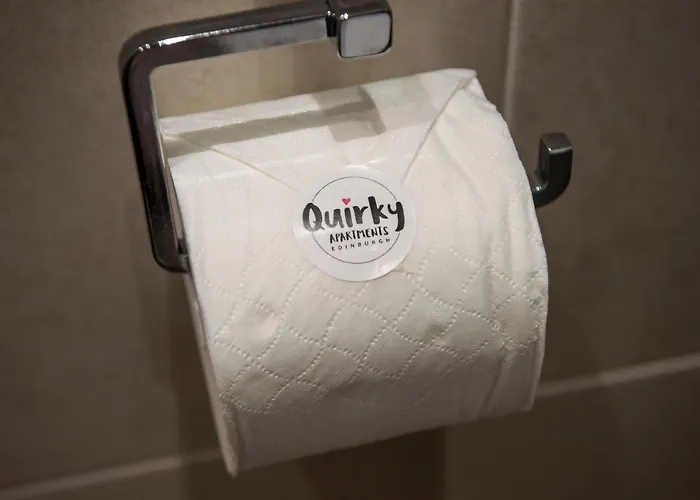 Modern Sleeps 6 דירה *