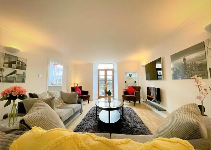 Elite 3 Bed New Town With Private Walled Garden *