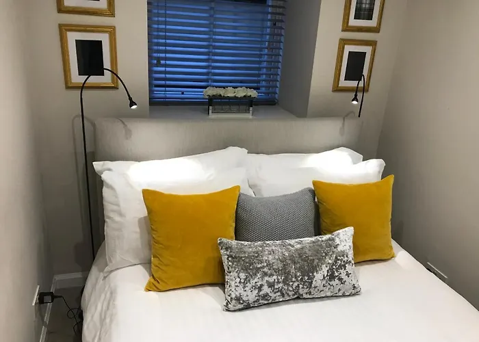 Escape To @ Abercromby Place Apartamento *