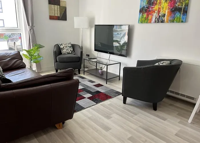 Bright 2 Bedroom - דירה