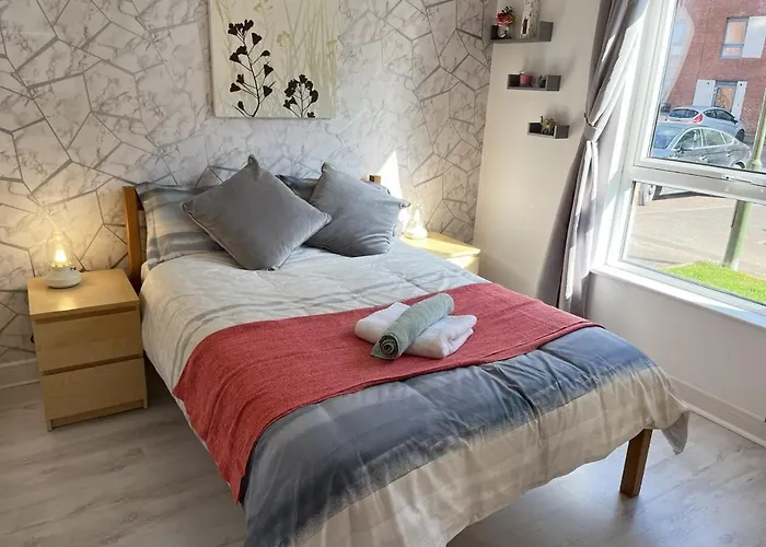 Bright 2 Bedroom - דירה