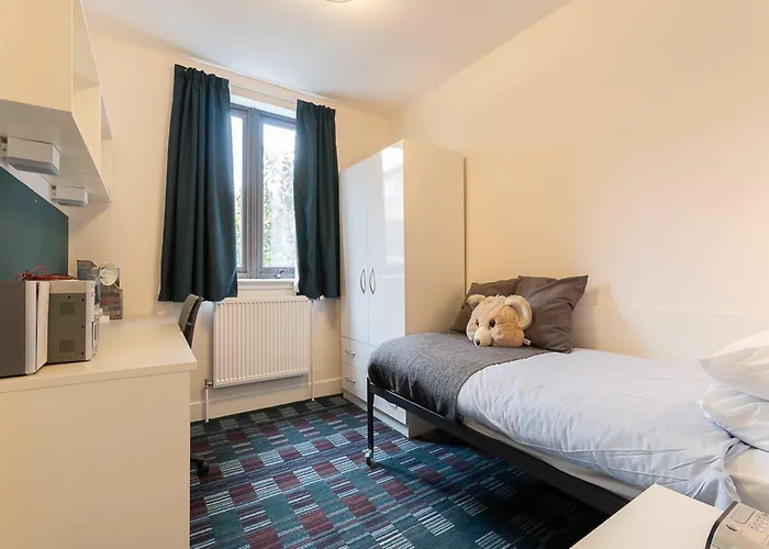 First Holland House Отель