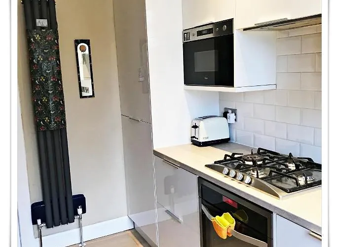 Spacious And Modern 2 Bedroom Flat Near The Centre