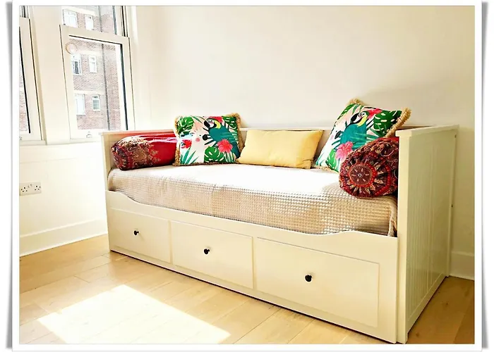 Spacious And Modern 2 Bedroom Flat Near The Centre