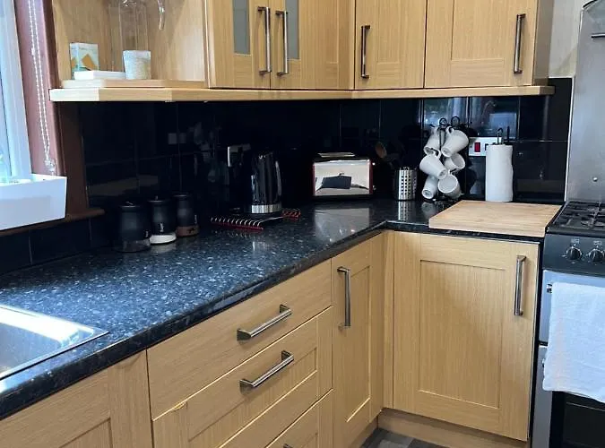 4 Bed Near Airport *