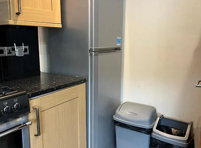 Dom wakacyjny 4 Bed Near Airport