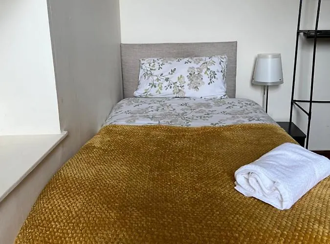 4 Bed Near Airport