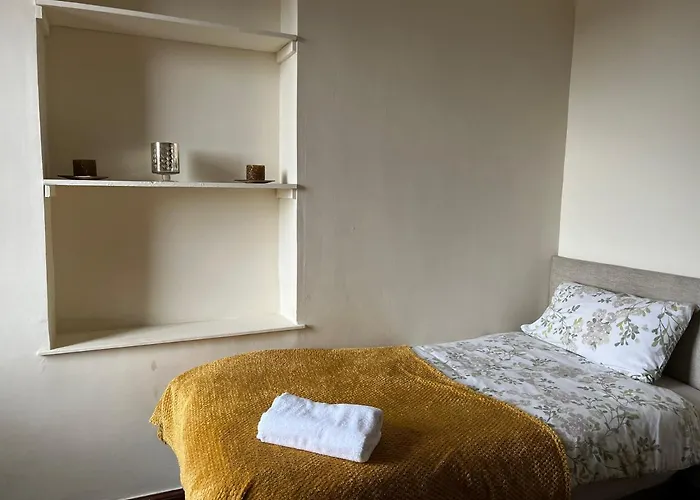4 Bed Near Airport Dom wakacyjny *
