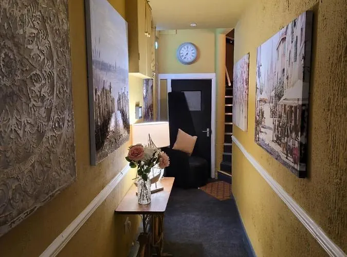 The - No 8 Édimbourg