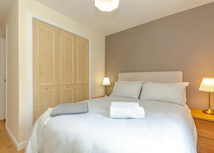 Dicksonfield Quiet Central Family With Parking *