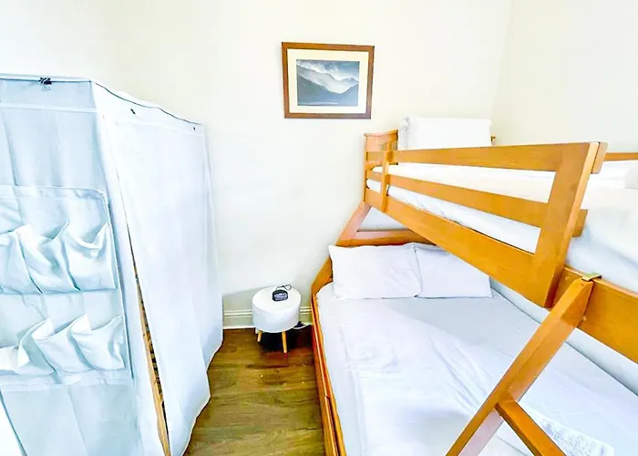 Open Plan 2 Bed Apt, Near Castle 아파트 에든버러