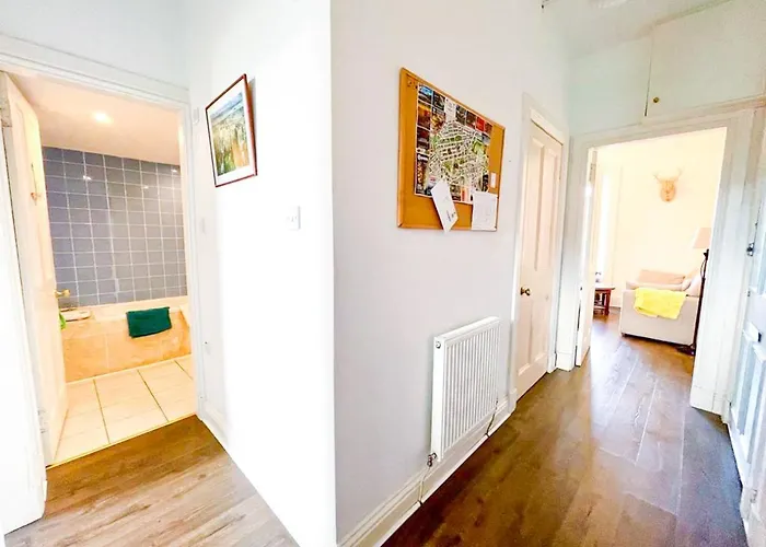 Open Plan 2 Bed Apt, Near Castle 아파트