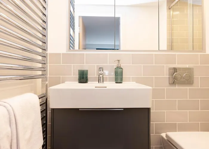 Modern 3-storey 3-bedroom Edimburgo