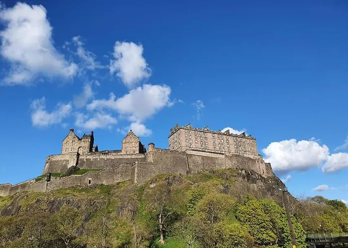 Lovely 2 Bedroom Flat In The Heart Of The *