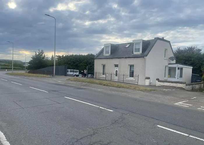 Dom wakacyjny 4 Bed Near Airport Edynburg