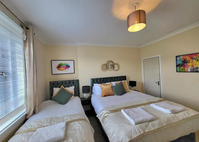 4 Bedrooms By Sensational Short Lets & Serviced *