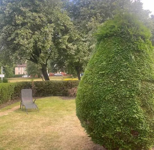Lovely 2 Bedroom With Private Garden Апартаменты *