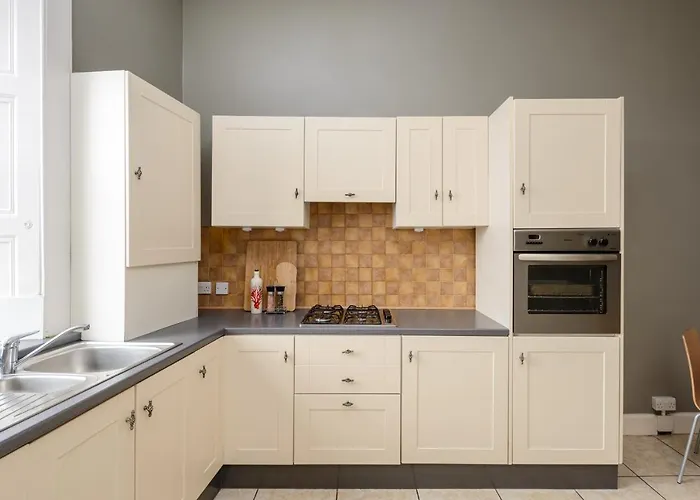 2 Bed Old Town - Next To Castle * Edinburg