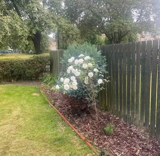 Lovely 2 Bedroom With Private Garden *