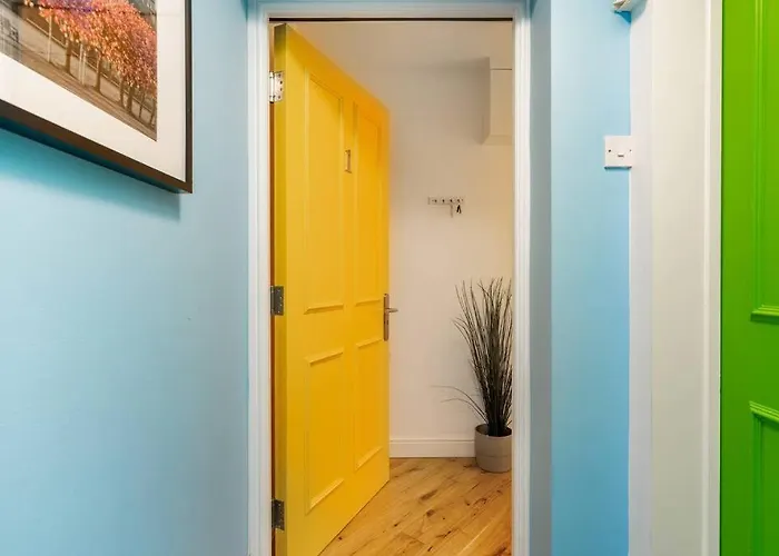 Central, Bright 2 Bed Flat - Pool & Sauna * 爱丁堡