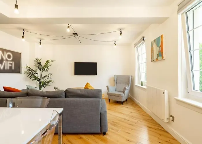 Central, Bright 2 Bed Flat - Pool & Sauna *