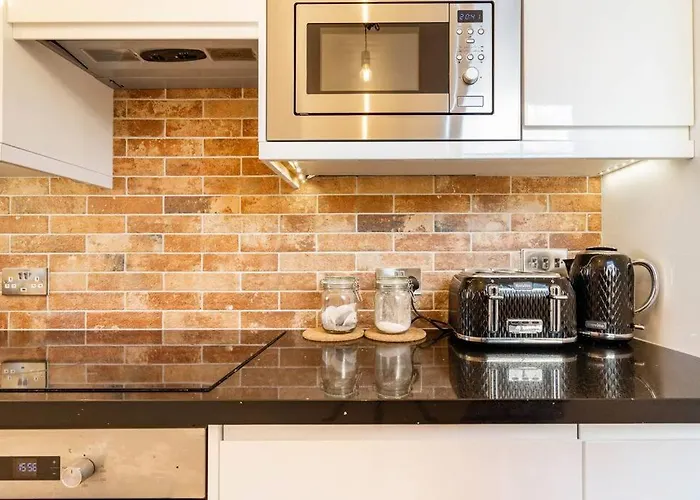 Central, Bright 2 Bed Flat - Pool & Sauna 公寓 *
