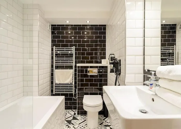 Central, Bright 2 Bed Flat - Pool & Sauna