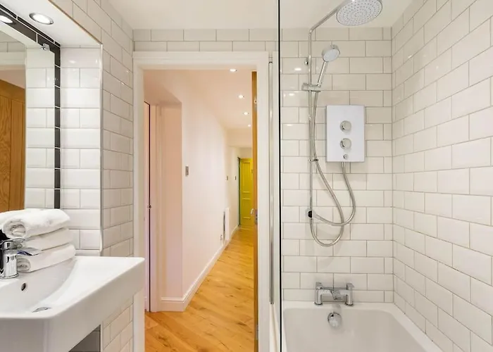 Central, Bright 2 Bed Flat - Pool & Sauna 公寓 爱丁堡