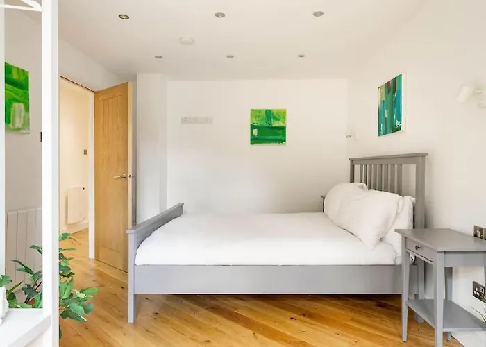 Central, Bright 2 Bed Flat - Pool & Sauna 公寓 *