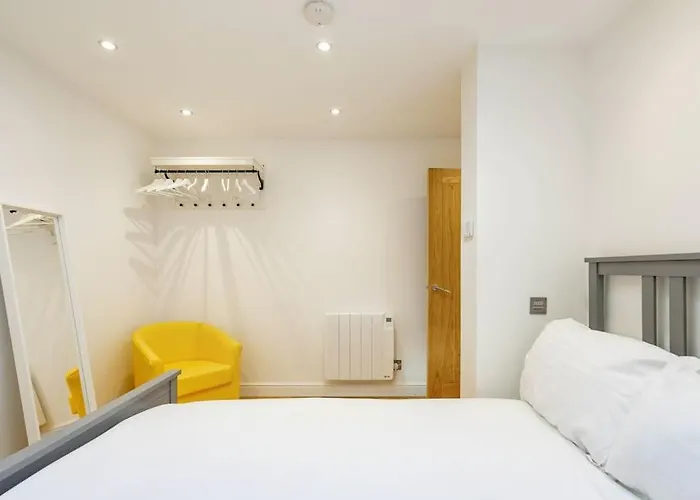 Central, Bright 2 Bed Flat - Pool & Sauna