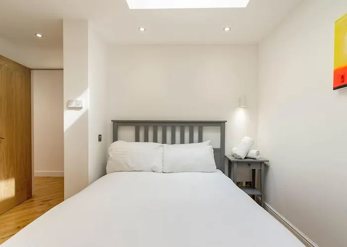 Central, Bright 2 Bed Flat - Pool & Sauna * 爱丁堡