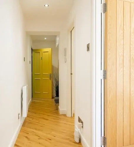 Central, Bright 2 Bed Flat - Pool & Sauna