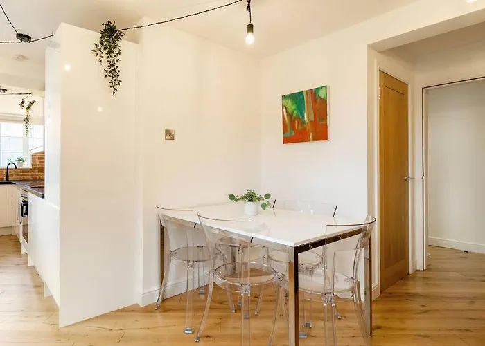 Central, Bright 2 Bed Flat - Pool & Sauna * 爱丁堡