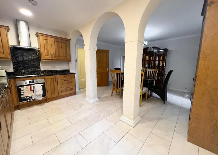 Spacious Flat Sleeps 8 Near Princes Street