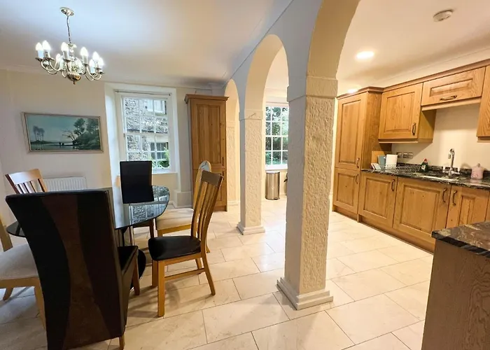 Spacious Flat Sleeps 8 Near Princes Street *