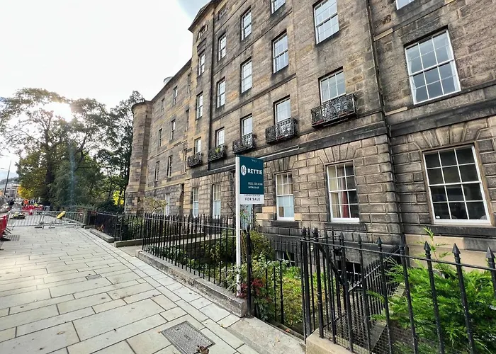 Spacious Flat Sleeps 8 Near Princes Street * Edimburgo