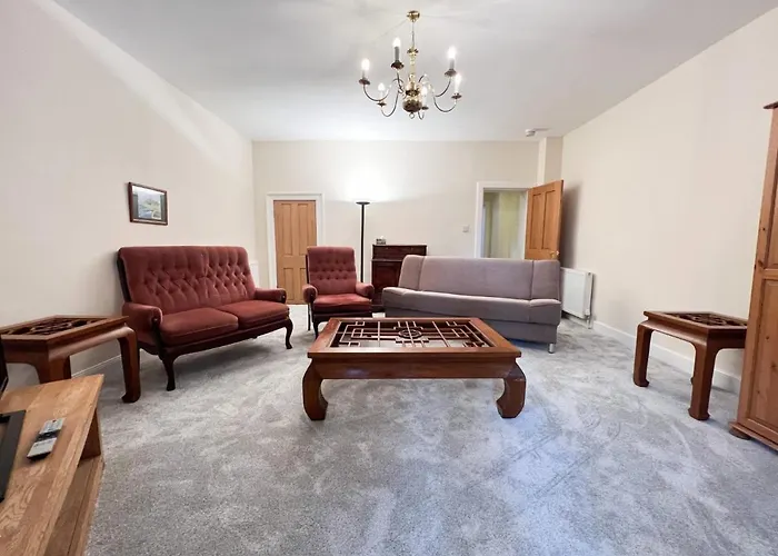 Spacious Flat Sleeps 8 Near Princes Street