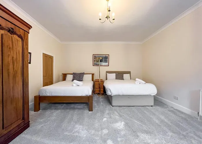 Spacious Flat Sleeps 8 Near Princes Street شقة إدنبرة