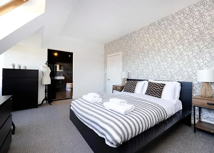 Joivy Delightful Flat With Parking * אדינבורו