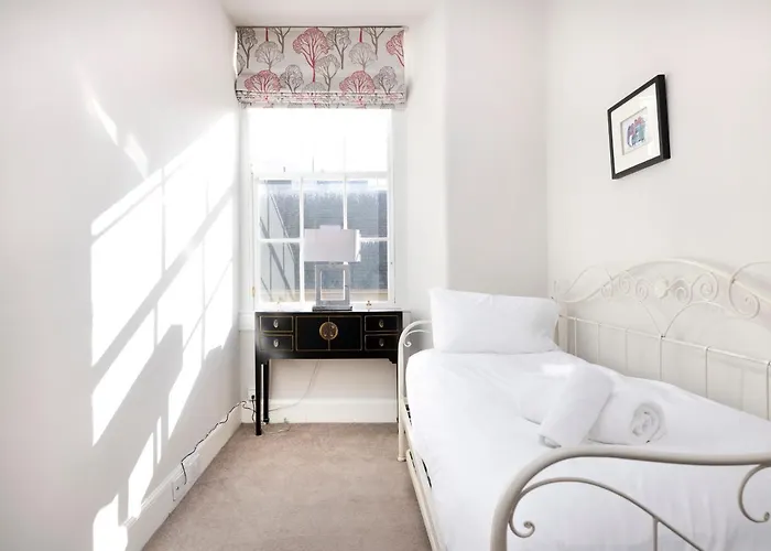 Apartment Joivy Contemporary Flat In The New Town Edinburgh