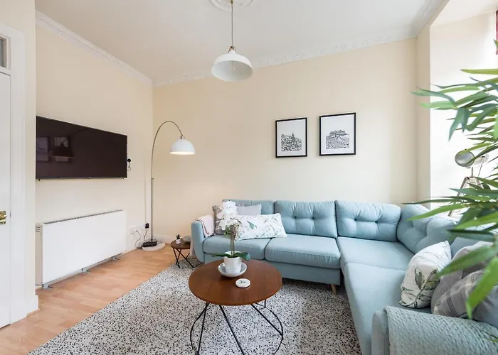 Bright And Modern 2 Bed Apartment