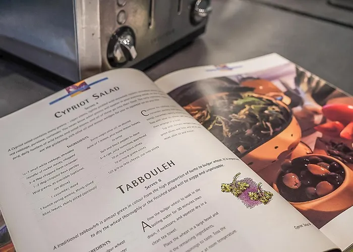 Centre 2 Bedroom Main Door Apartment Edinburgh