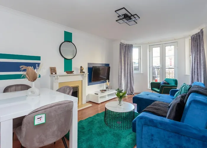 Stylish 2 Bedroom In *