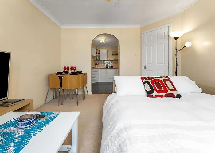 Modern 1br Flat - Free Parking + Lift شقة إدنبرة