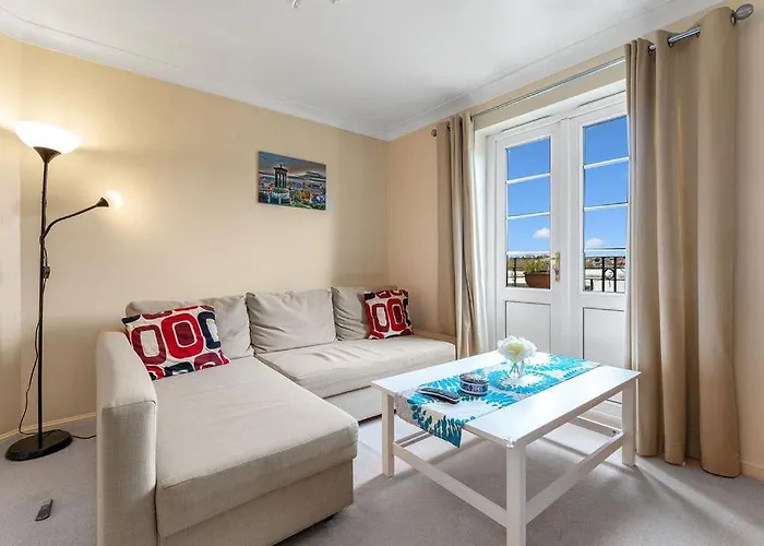 Modern 1br Flat - Free Parking + Lift