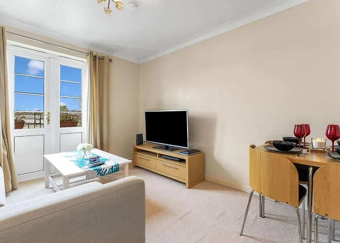 Modern 1br Flat - Free Parking + Lift *