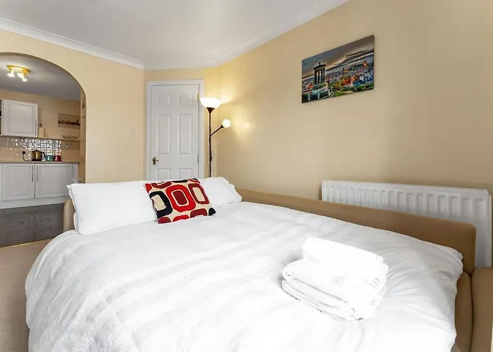 Modern 1br Flat - Free Parking + Lift * إدنبرة