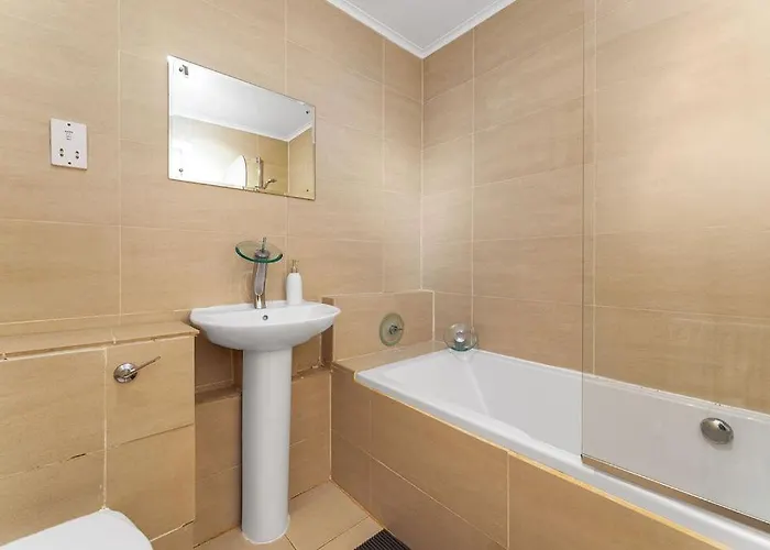 Modern 1br Flat - Free Parking + Lift