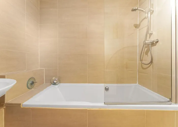 Modern 1br Flat - Free Parking + Lift شقة إدنبرة